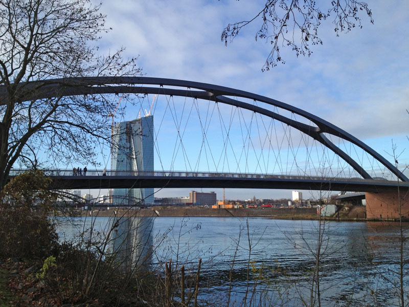 Osthafenbrücke, im Hintergrund der Neubau der EZB