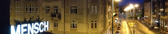 Der Blick aus dem Fenster der Mönchsklause auf die Gutleutstraße