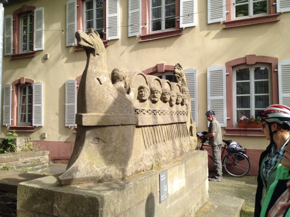 Hingucker am Wegesrand: Das  römische Weinschiff in Neumagen-Dhron.