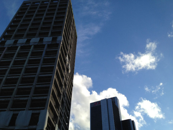 Der Platz des Sprengmeisters ist auf dem Dach des benachbarten Marriott-Hotels (rechts). Dort wird er auf den Knopf drücken.