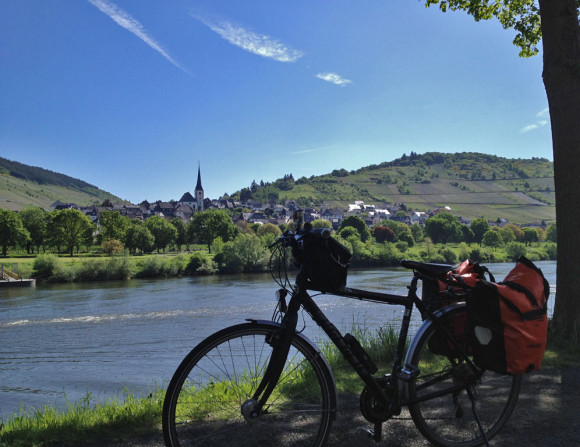 Ist das Moselromantik oder was? Blick auf den Weinort Burg nördlich von Traben-Trarbach.